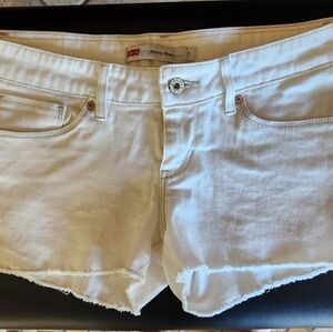 Adorable women's Levi's shorty short, size 7